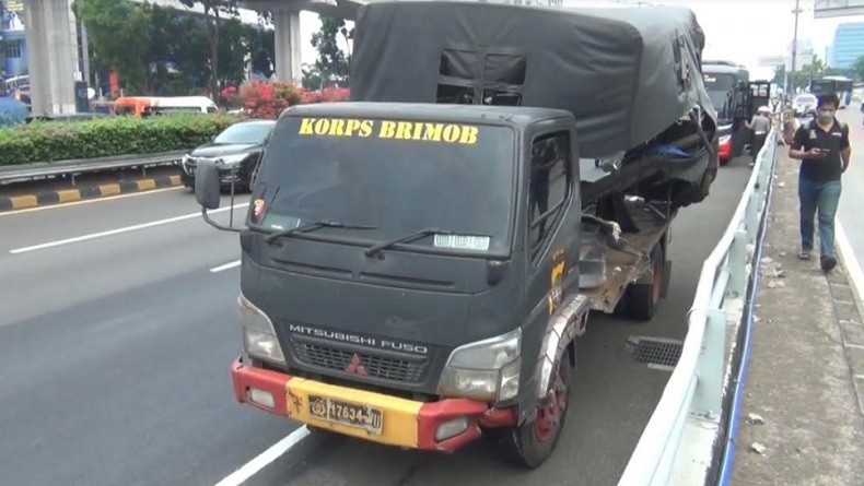 Truk Polisi Pembawa Peserta Vaksinasi Kecelakaan di Tol Dalam Kota, Enam Orang Terluka