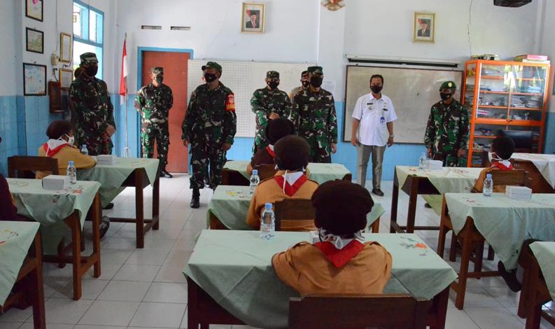 Begini Aktivitas Bintara Otsus Papua di Karanganyar: Ngajar Anak SD hingga Patroli PPKM