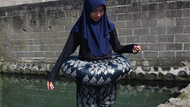 Mahasiswa UNS Ciptakan Celana Apung Batik untuk Mitigasi Kondisi Darurat