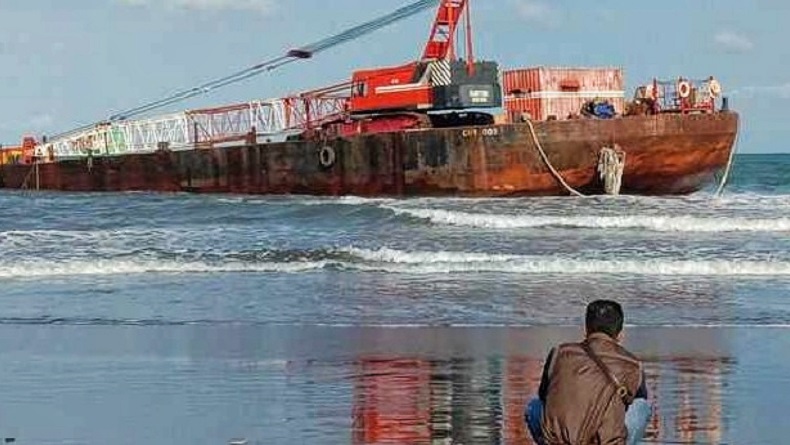 Kapal Tongkang Kandas di Bojongsalawe Pangandaran akibat Terempas Gelombang Laut