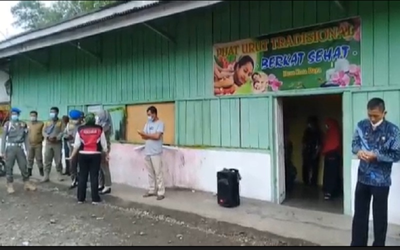 Satpol PP Lahat Segel Cafe dan Panti Pijat yang Dilengkapi Miras dan PSK