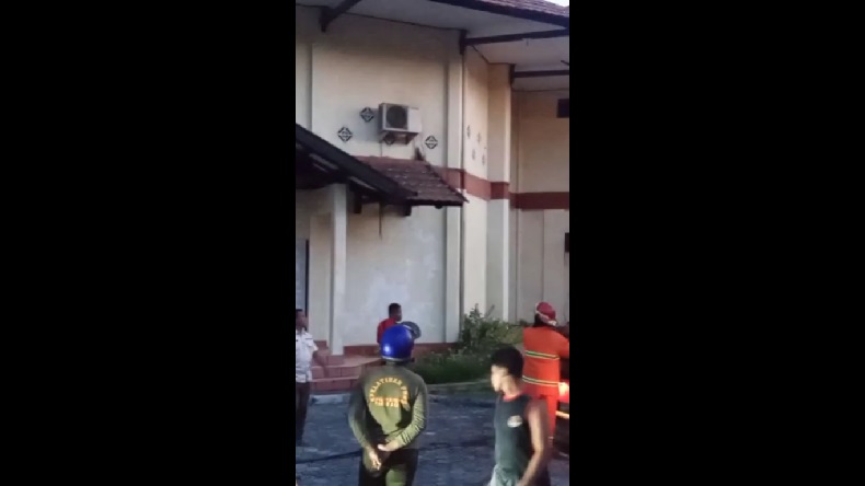 Heroik, Satpol PP Ini Padamkan Api yang Hampir Ludeskan Gedung DPRD Kota Tual