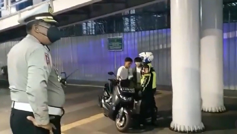 Polisi Bubarkan Kerumunan Pengendara Motor Remaja di Simpang Susun Semanggi