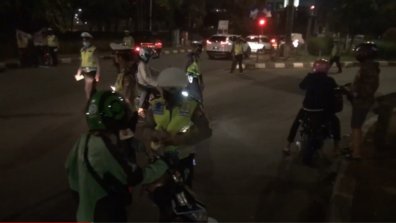 Hindari Razia Polisi, Sejumlah Pengendara Motor di Cilandak Nekat Putar Balik Lawan Arah