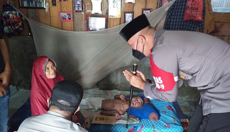 Kapolres Lhokseumawe Bantu Warga Penderita Lumpuh