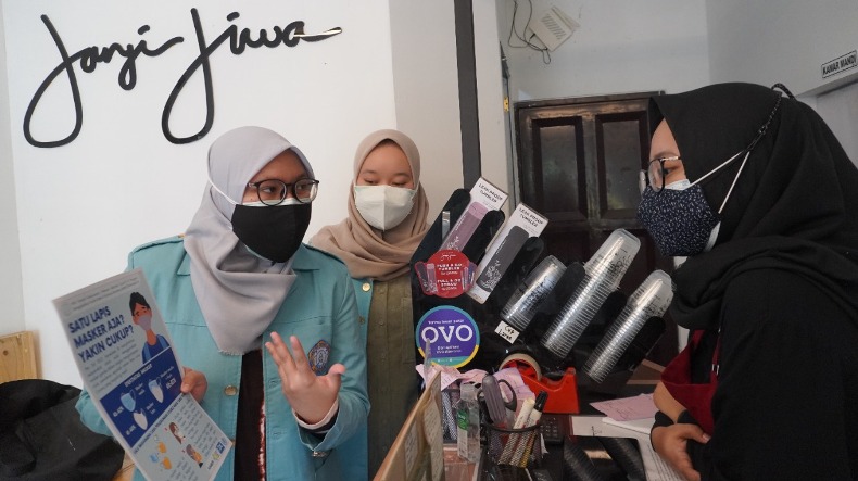 Mahasiswa Kedokteran UNS Sosialisasi Penggunaan Masker Ganda ke UMKM