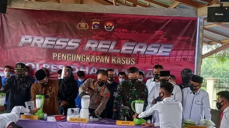 Musnahkan Barang Bukti Narkoba, Polres Dharmasraya Blender 4 Kg Sabu