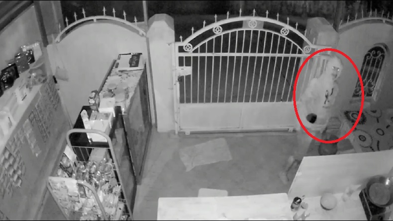 Pencurian di Rumah Ibu Muda, Detik-Detik Pria Berkumis Mau Maling Tabung Elpiji Terekam CCTV