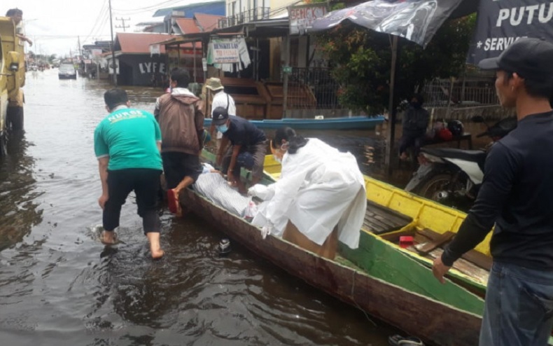 Terjebak Banjir Kapuas Hulu, Pasien Dievakuasi dengan Sampan ke Rumah Sakit
