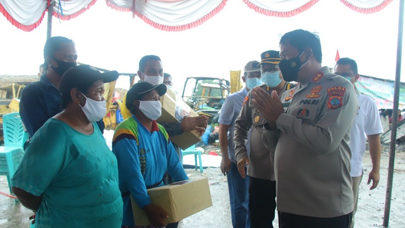 Salurkan Bansos di TPA Sumompo, Kapolda Sulut Ajak Warga Mampu untuk Berbagi