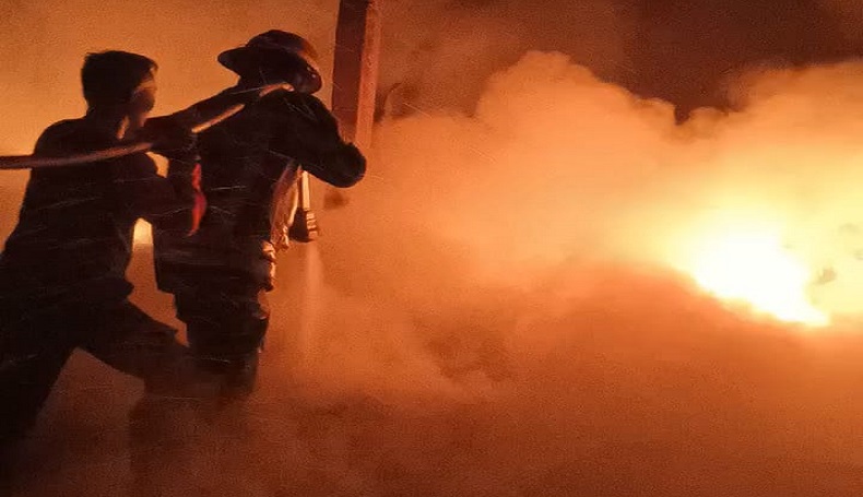 Warga di Karawang Panik, Gudang Limbah Plastik Terbakar Hebat Disertai Ledakan