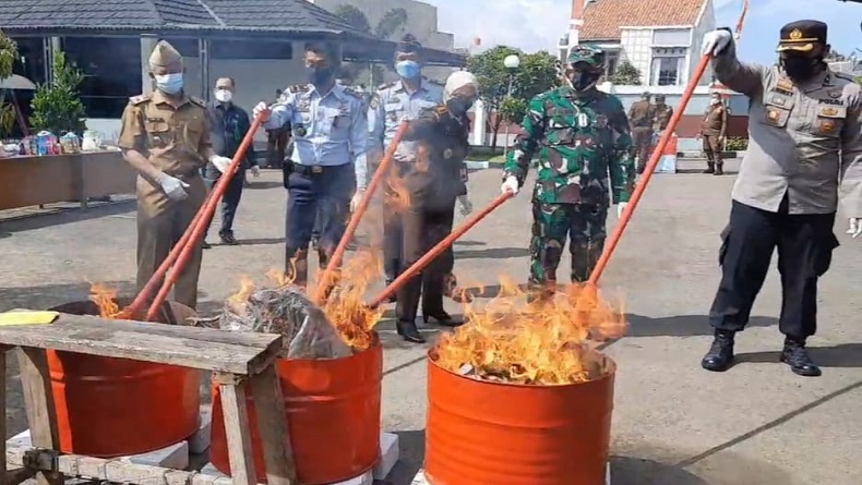 Kejari Garut Musnahkan Barang Bukti Kejahatan, Ada Senjata Tajam dan Narkoba