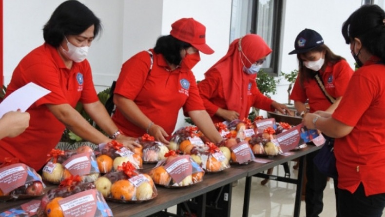Warga Isoman di Kapal Terapung Kota Bitung Dapat Pasokan Buah dan Makanan 