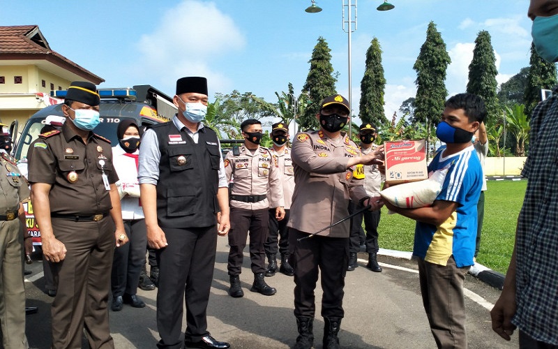 Polisi Salurkan Bansos untuk Warga Terdampak Covid-19 di OKU Selatan 
