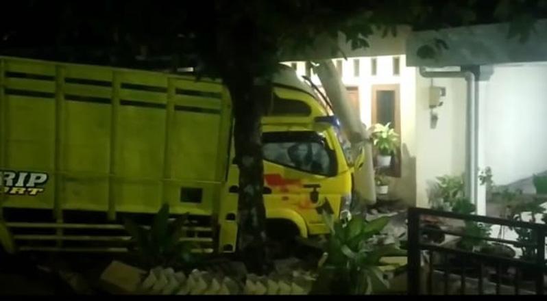 Sopir Ngantuk, Truk Tabrak Rumah Warga hingga Hancur di Banyumas