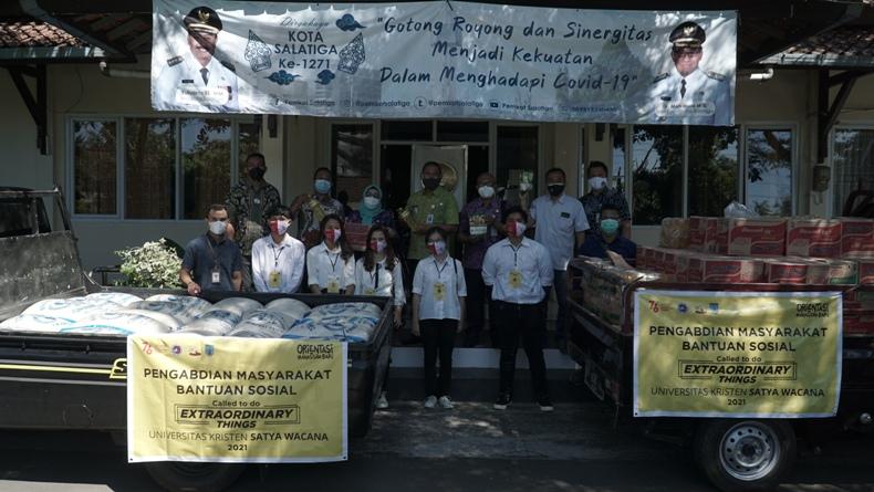 UKSW Salatiga Salurkan Bantuan Bahan Pokok ke Warga Terdampak Pandemi 