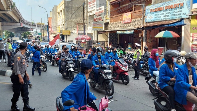 Demo Ratusan Mahasiswa di Flyover Ciputat Dibubarkan, Polisi: Izinnya Bagi Sembako 