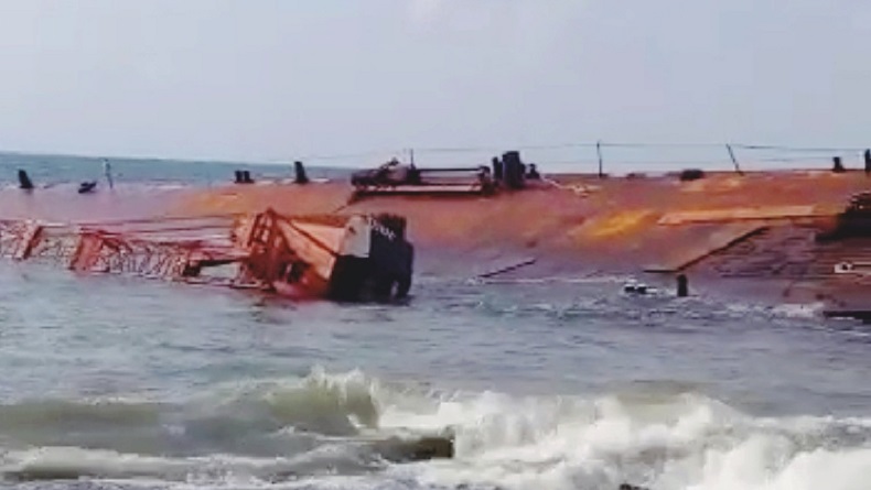 Pascakaramnya Kapal Tongkang di Bojongsalawe Pangandaran, Alat Berat Jatuh ke Laut
