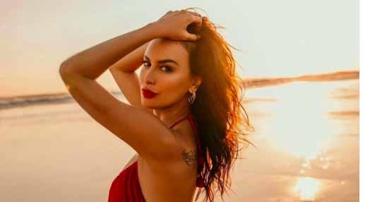 Sophia Latjuba Pose Seksi di Pinggir Pantai, Netizen Terpesona: Kayak Perawan Ting Ting