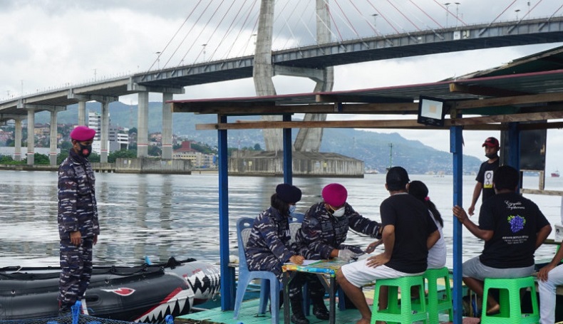 Lantamal IX Vaksinasi Nelayan di Teluk Ambon 