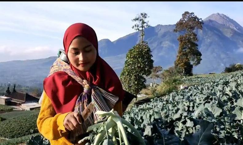  Gara-Gara Pandemi, Penyanyi Cantik Ini Alih Profesi Jadi Petani Sayur