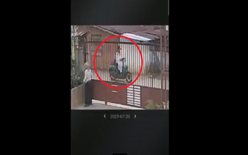 Terekam CCTV, Dua Pelaku Jambret HP Anak Kecil di Jalanan Jakabaring