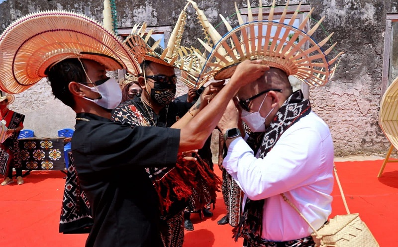Kunjungi Kerajaan Termanu di NTT, Ketua DPD Diangkat Jadi Anggota Kehormatan Dewan Adat