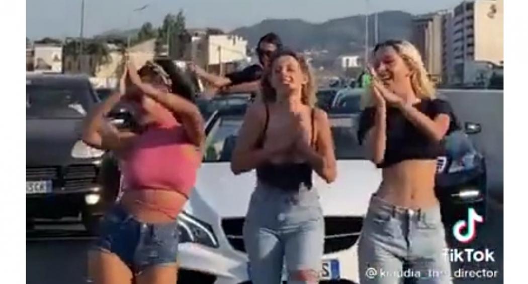 4 Perempuan Seksi Blokir Jalan demi Konten TikTok, Polisi Sita Mobil Pelaku dan Denda Rp7 Juta 
