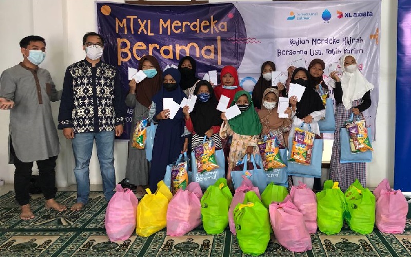 Momen HUT RI dan Muharram, Majelis Taklim XL Bantu Yatim Piatu Belanja Alat Sekolah