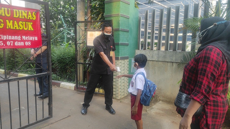 Hari Pertama Sekolah Tatap Muka di Jaktim, Protokol Kesehatan Ketat