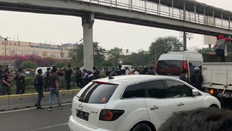 Sempat Ricuh dengan Aparat, Puluhan Simpatisan Habib Rizieq Ditangkap