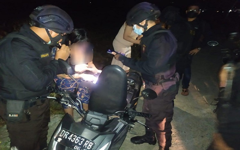 Duh, Perempuan dan Waria Ini  Kena Razia saat Asyik Mabuk di Gubuk
