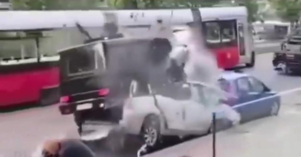 Viral 2 Mobil Hancur Lebur Ditabrak Mercedes G-Class seperti Dilindas Tank 