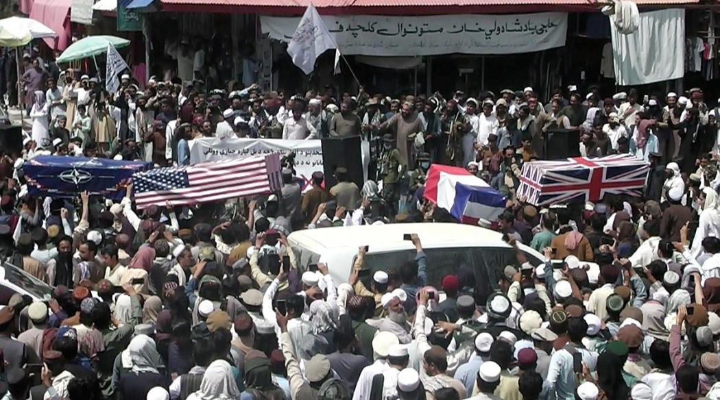   Pendukung Taliban Rayakan Kemenangan, Arak Peti Mati Berbendera AS