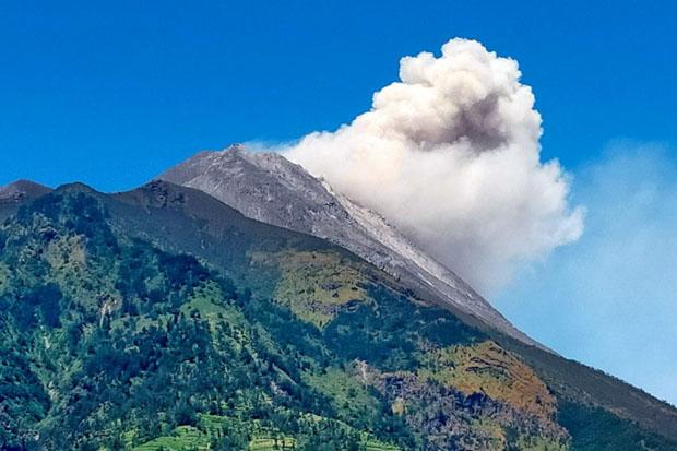 Merapi Keluarkan Awan Panas Sejauh 2,5 Km ke Barat Daya