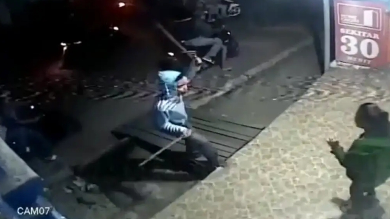 Perempuan di Padang Dibegal, Aksi Pelaku Terekam CCTV