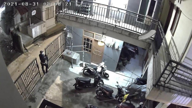 Kaget Alarm Berbunyi, Komplotan Maling Gagal Bawa Kabur Motor di Kos Kembangan Jakarta Barat 