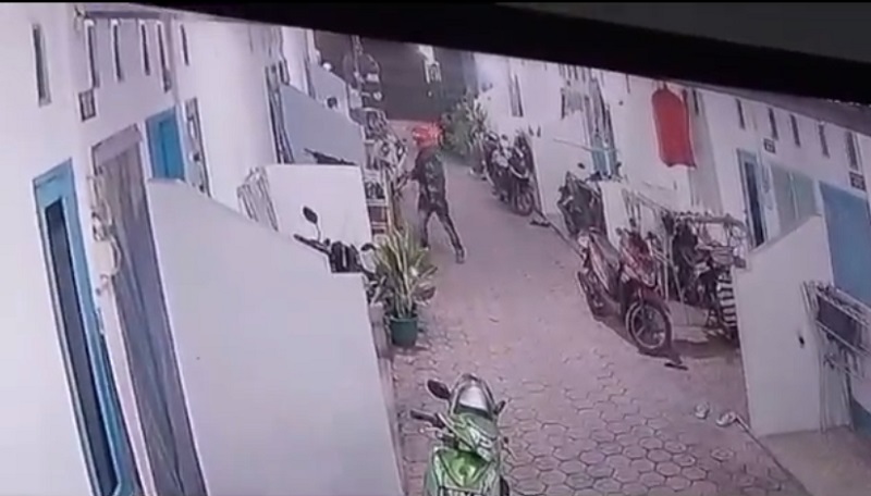 Kawanan Pencuri Terekam CCTV Gasak Motor Penghuni Kos di Mojokerto 