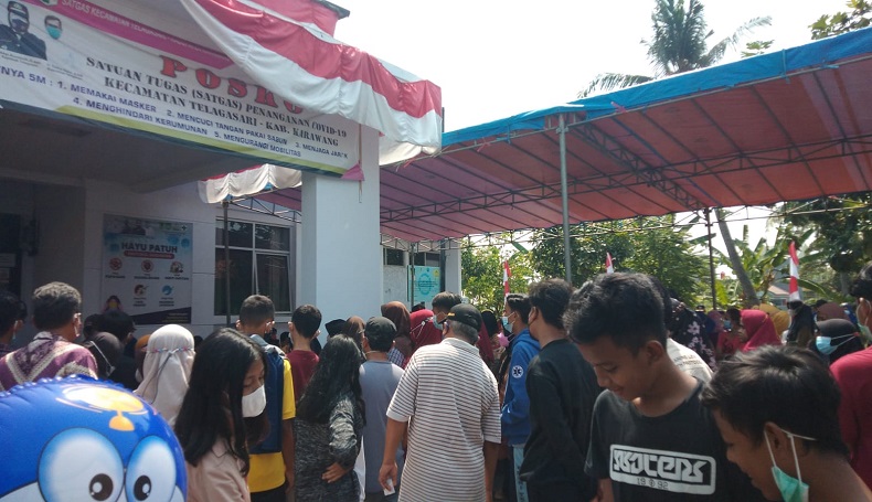 Ratusan Warga Karawang Antre sejak Subuh, Vaksinasi Berdesak-desakan