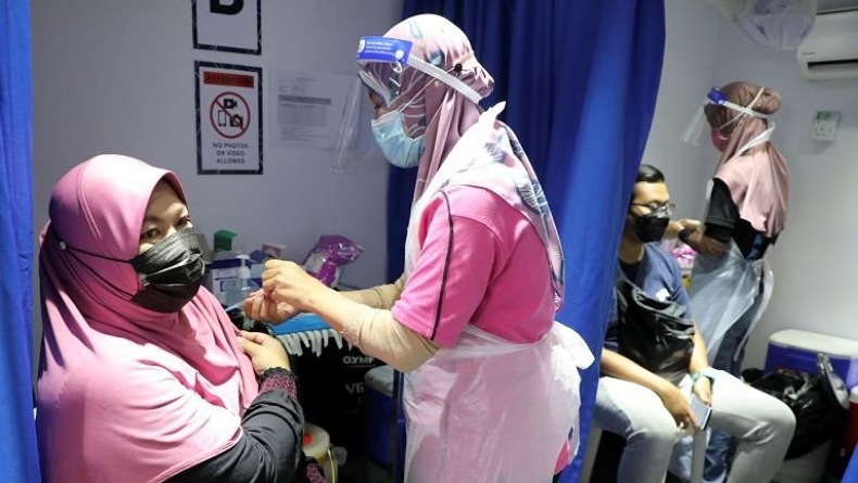 Malaysia Wajibkan Tes Covid Rutin bagi Warga yang Menolak Vaksin