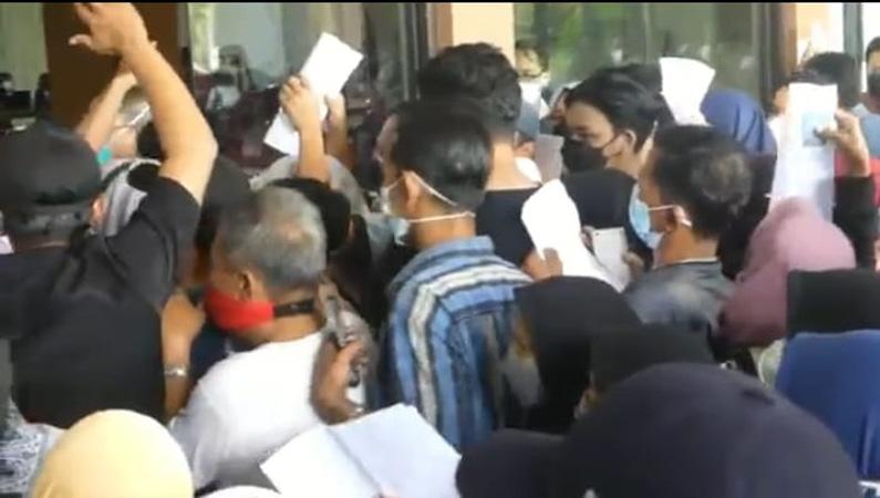 Khawatir Tak Dapat Jatah Vaksin, Ratusan Orang Tua Siswa Berebut Masuk ke Tempat Vaksinasi 