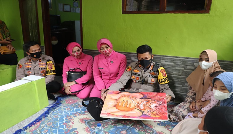 Luar Biasa, Siswi SLB di Sukabumi Ini Torehkan Segudang Prestasi Seni Lukis