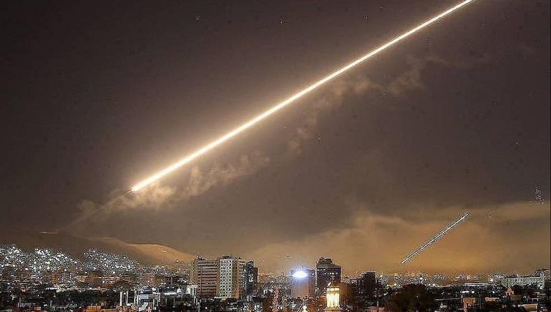 Sistem Pertahanan Suriah Rontokkan Rudal Israel di Langit Damaskus