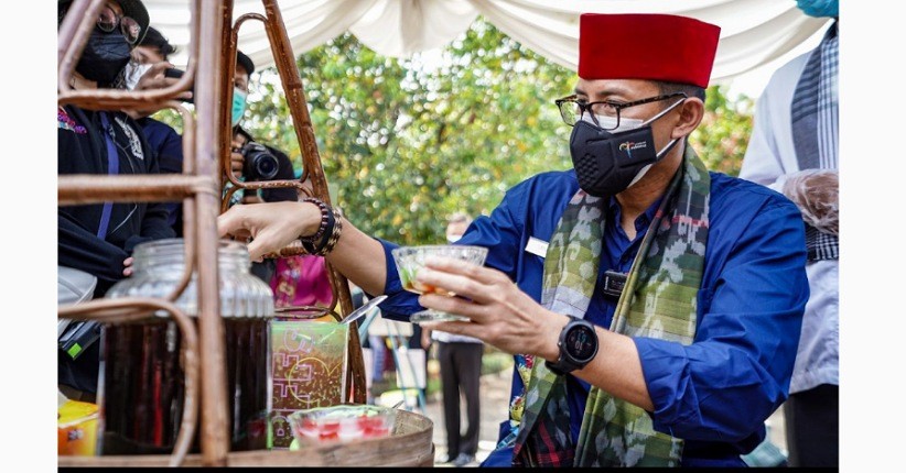 Singgah ke Perkampungan Betawi, Sandiaga Uno Jadi Penjual Es Selendang Mayang