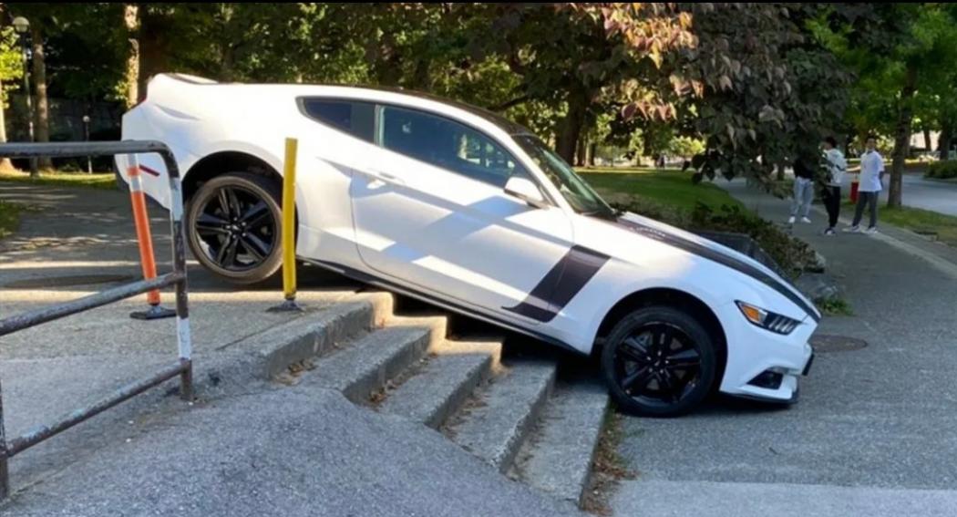 Dikira Jalan Umum, Pengemudi Ford Mustang Ini Justru Terjebak di Tangga Pejalan Kaki 