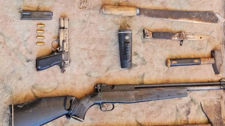 Prajurit TNI Yonif PR/501 Amankan Pistol dan Senapan saat Gerebek Honai KKB