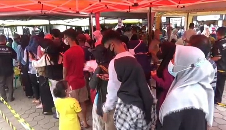 Lagi, Warga Abaikan Prokes saat Vaksinasi Massal di Kantor Kecamatan Purwakarta