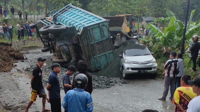 Hindari Lubang, Truk Pasir Terguling Timpa Minibus di Sukabumi, Sopir Selamat