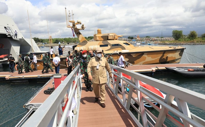 Kunjungan ke Banyuwangi, Prabowo Tinjau KRI Golok dan Tank Boat Antasena