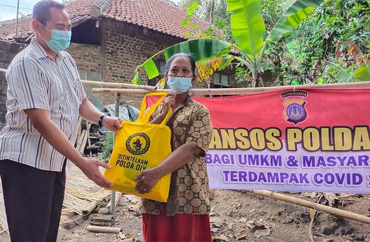 Dukung UMKM Sleman Bangkit, Polda DIY Salurkan Sembako dan Vaksin Covid-19